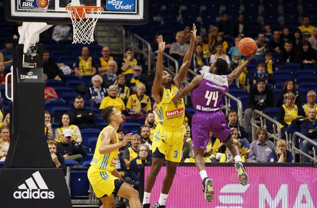 Oscar da Silva, Jaleen Smith, Kamar Baldwin Aktion Spielszene Zweikampf Basketball BBL Bundesliga Herren Saison 2021 2022 24.10.2021 ALBA Berlin vs. BG Göttingen