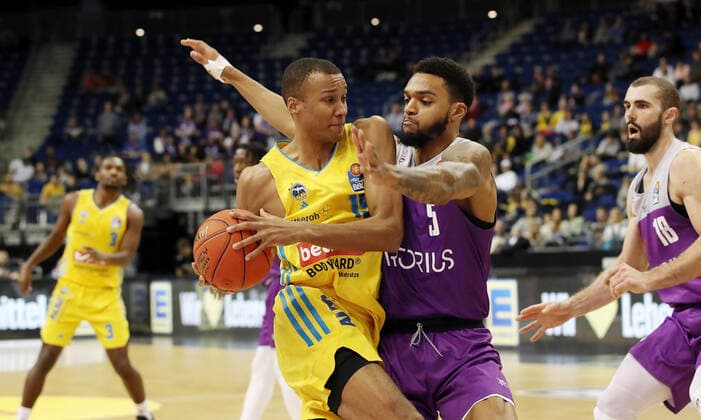 Louis Olinde, Jeff Roberson Aktion Spielszene Zweikampf Basketball BBL Bundesliga Herren Saison 2021 2022 24.10.2021 ALBA Berlin vs. BG Göttingen
