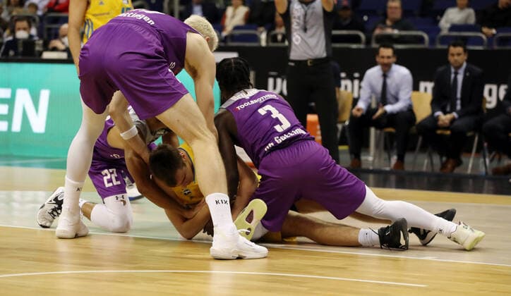 Philipp Hartwich, Stephen Brown Jr., Malte Delow, Zack Bryant Aktion Spielszene Zweikampf Basketball BBL Bundesliga Herren Saison 2021 2022 24.10.2021 ALBA Berlin vs. BG Göttingen