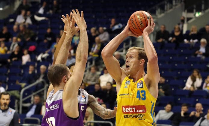 Harper Kamp, Luke Sikma Aktion Spielszene Zweikampf Basketball BBL Bundesliga Herren Saison 2021 2022 24.10.2021 ALBA Berlin vs. BG Göttingen