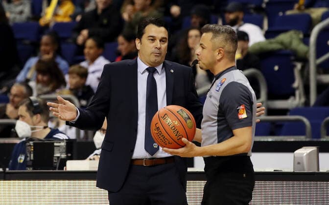 Trainer Israel Gonzales diskutiert mit Schiedsrichter Basketball BBL Bundesliga Herren Saison 2021 2022 24.10.2021 ALBA Berlin vs. BG Göttingen