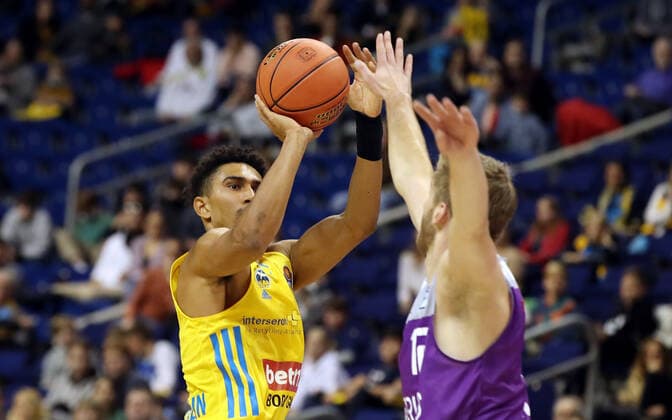 Maodo Lo, Mathis Mönninghoff Aktion Spielszene Zweikampf Basketball BBL Bundesliga Herren Saison 2021 2022 24.10.2021 ALBA Berlin vs. BG Göttingen