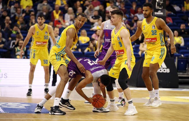Louis Olinde, Stephen Brown Jr., Jonas Mattissek Aktion Spielszene Zweikampf Basketball BBL Bundesliga Herren Saison 2021 2022 24.10.2021 ALBA Berlin vs. BG Göttingen