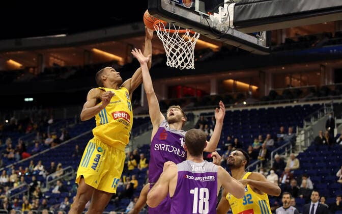 Louis Olinde, Mathis Mönninghoff Aktion Spielszene Zweikampf Basketball BBL Bundesliga Herren Saison 2021 2022 24.10.2021 ALBA Berlin vs. BG Göttingen