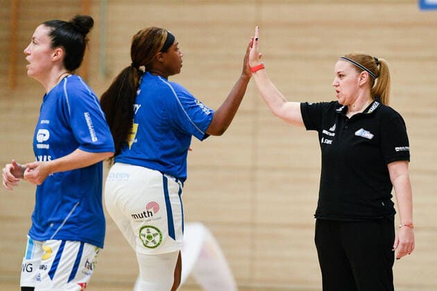 Halle, Deutschland 24. Oktober 2021: 1.BBL - Damen - 2021 2022 - Gisa Lions SV Halle vs. Capitol Bascats Duesseldorf v.li. Kourtni Perry (Halle) und Trainerin Katerina Hatzidaki (Halle) SWH.arena Sachsen Anhalt Copyright: xFotostandx xxBallaschx