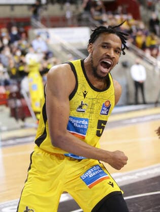 Ludwigsburg , Basketball easycredit BBL Bundesliga . MHP Riesen Ludwigsburg vs. Telekom Baskets Bonn , Justin Simon ( Riesen )