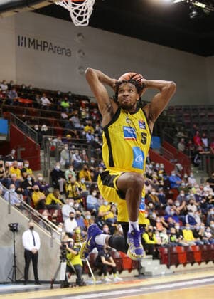 Ludwigsburg , Basketball easycredit BBL Bundesliga . MHP Riesen Ludwigsburg vs. Telekom Baskets Bonn , Justin Simon ( Riesen )