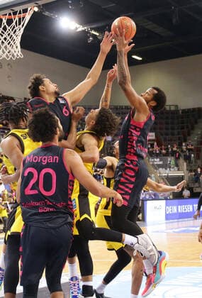 Ludwigsburg , Basketball easycredit BBL Bundesliga . MHP Riesen Ludwigsburg vs. Telekom Baskets Bonn , von links: Michael kessens ( Bonn ) Jonah Radebaugh ( Riesen ) Dustin Gorham ( Bonn )