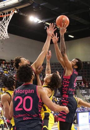 Ludwigsburg , Basketball easycredit BBL Bundesliga . MHP Riesen Ludwigsburg vs. Telekom Baskets Bonn , von links: Michael kessens ( Bonn ) Jonah Radebaugh ( Riesen ) Dustin Gorham ( Bonn )