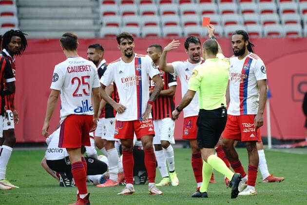 Carton rouge - Philana Tinotenda Kadewere (Lyon) - Leo Dubois (Lyon) - Jerome Brisard (arbitre) FOOTBALL : OGC Nice vs Lyon - Ligue 1 Uber Eats - Nice - 24 10 2021 NorbertScanella Panoramic 