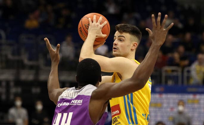 Kamar Baldwin, Jonas Mattissek Aktion Spielszene Zweikampf Basketball BBL Bundesliga Herren Saison 2021 2022 24.10.2021 ALBA Berlin vs. BG Göttingen