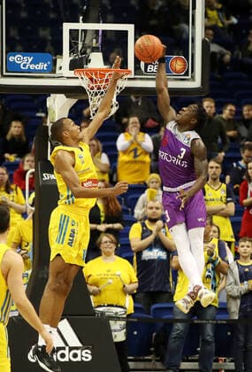 Louis Olinde, Zack Bryant Aktion Spielszene Zweikampf Basketball BBL Bundesliga Herren Saison 2021 2022 24.10.2021 ALBA Berlin vs. BG Göttingen