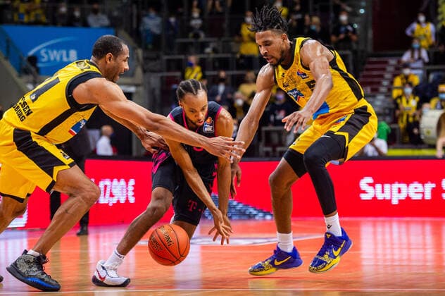 Parker Jackson-Cartwright (Telekom Baskets Bonn 33) in der Zange von li: Tremmell Darden (MHP RIESEN Ludwigsburg 21) re: Justin Simon (MHP RIESEN Ludwigsburg 5) beim BBL-Spiel: MHP Riesen Ludwigsburg - Telekom Baskets Bonn am 24.10.2021 in Ludwigsburg (MHPArena) Deutschland Ludwigsburg. 24.10.21 Basketball , 24.10.2021, Ludwigsburg (Deutschland)