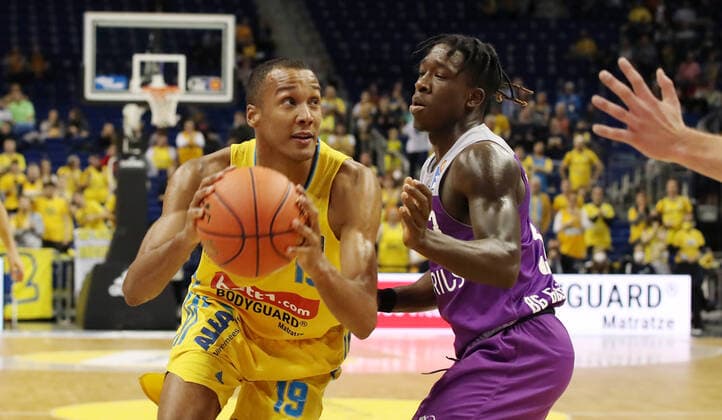 Louis Olinde, Zack Bryant Aktion Spielszene Zweikampf Basketball BBL Bundesliga Herren Saison 2021 2022 24.10.2021 ALBA Berlin vs. BG Göttingen