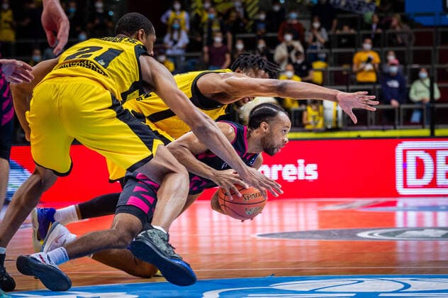 Parker Jackson-Cartwright (Telekom Baskets Bonn 33) in der Zange von Tremmell Darden (MHP RIESEN Ludwigsburg 21) Justin Simon (MHP RIESEN Ludwigsburg 5) beim BBL-Spiel: MHP Riesen Ludwigsburg - Telekom Baskets Bonn am 24.10.2021 in Ludwigsburg (MHPArena) Deutschland Ludwigsburg. 24.10.21 Basketball , 24.10.2021, Ludwigsburg (Deutschland)