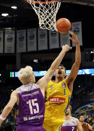 Oscar da Silva, Philipp Hartwich Aktion Spielszene Zweikampf Basketball BBL Bundesliga Herren Saison 2021 2022 24.10.2021 ALBA Berlin vs. BG Göttingen
