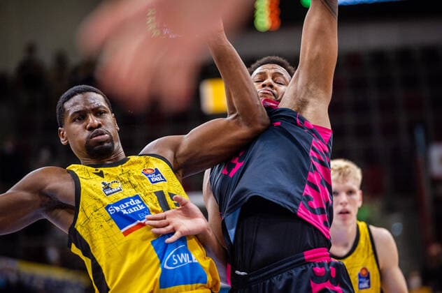 Justin Gorham (Telekom Baskets Bonn 4) li: Yorman Polas Bartolo (MHP RIESEN Ludwigsburg 13) beim BBL-Spiel: MHP Riesen Ludwigsburg - Telekom Baskets Bonn am 24.10.2021 in Ludwigsburg (MHPArena) Deutschland Ludwigsburg. 24.10.21 Basketball , 24.10.2021, Ludwigsburg (Deutschland)