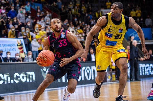 Parker Jackson-Cartwright (Telekom Baskets Bonn 33) Tremmell Darden (MHP RIESEN Ludwigsburg 21) beim BBL-Spiel: MHP Riesen Ludwigsburg - Telekom Baskets Bonn am 24.10.2021 in Ludwigsburg (MHPArena) Deutschland Ludwigsburg. 24.10.21 Basketball , 24.10.2021, Ludwigsburg (Deutschland)