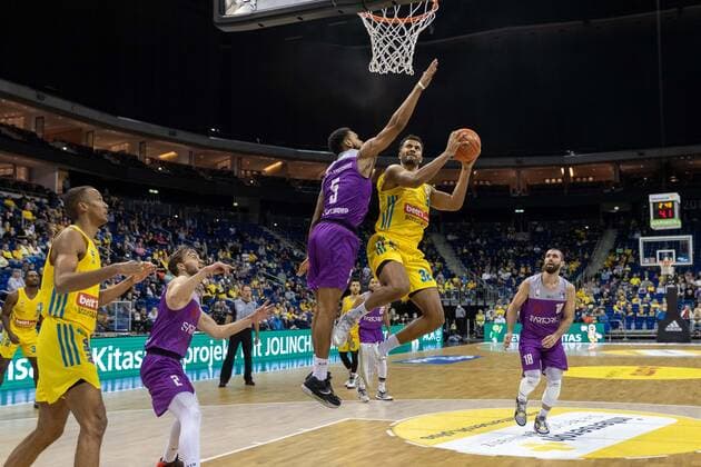 Basketball Berlin 24.10.2021 Saison 2021 2022 1. Bundesliga easyCredit-BBL BBL Alba Berlin - BG Göttingen Johannes Thiemann (Alba Berlin, No.32) Jeff Roberson (Göttingen, No.05)