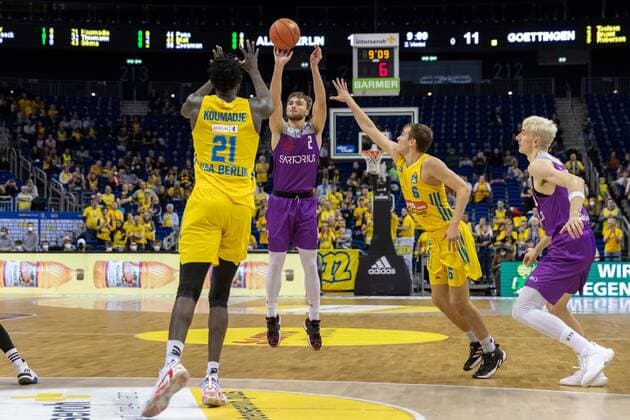 Basketball Berlin 24.10.2021 Saison 2021 2022 1. Bundesliga easyCredit-BBL BBL Alba Berlin - BG Göttingen Jake Toolson (Göttingen, No.02) Malte Delow (Alba Berlin, No.06) Christ Koumadje (Alba Berlin, No.21)