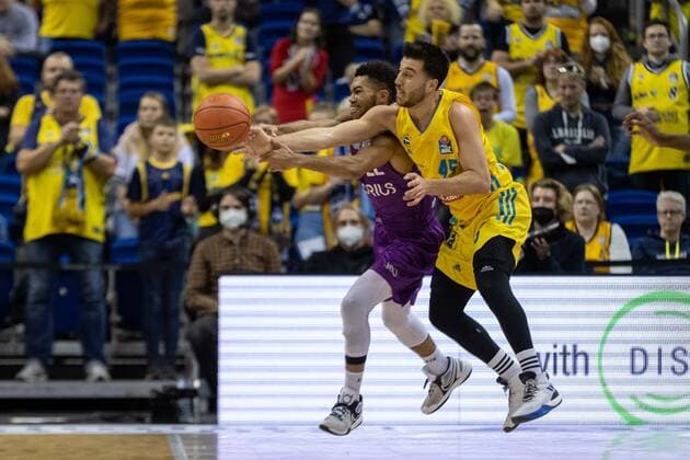 Sport Bilder des Tages Basketball Berlin 24.10.2021 Saison 2021 2022 1. Bundesliga easyCredit-BBL BBL Alba Berlin - BG Göttingen Stephen Brown Jr. (Göttingen, No.22) Tamir Blatt (Alba Berlin, No.45)