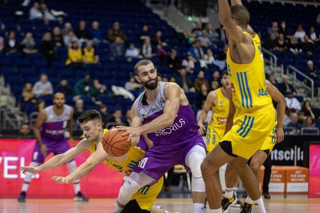 Basketball Berlin 24.10.2021 Saison 2021 2022 1. Bundesliga easyCredit-BBL BBL Alba Berlin - BG Göttingen Harper Kamp (Göttingen, No.18) Jonas Mattisseck (Alba Berlin, No.09) li. Louis Olinde (Alba Berlin, No.19)