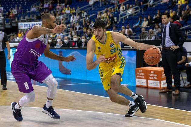 Basketball Berlin 24.10.2021 Saison 2021 2022 1. Bundesliga easyCredit-BBL BBL Alba Berlin - BG Göttingen Javel Zoosman (Alba Berlin, No.50) Akeem Vargas (Göttingen, No.08)