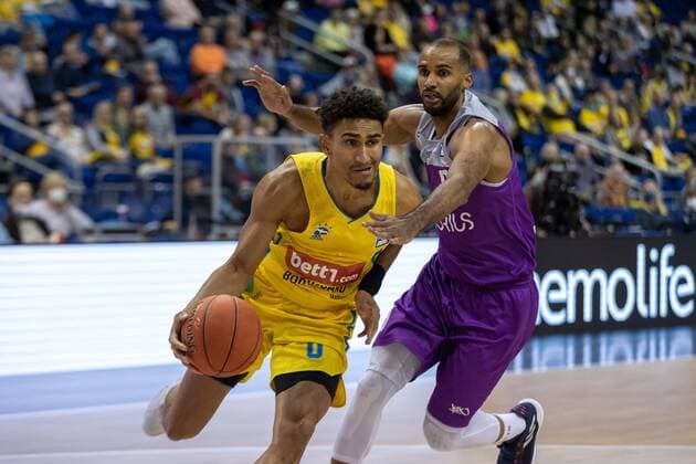 Basketball Berlin 24.10.2021 Saison 2021 2022 1. Bundesliga easyCredit-BBL BBL Alba Berlin - BG Göttingen Maodo Lo (Alba Berlin, No.00) Akeem Vargas (Göttingen, No.08)
