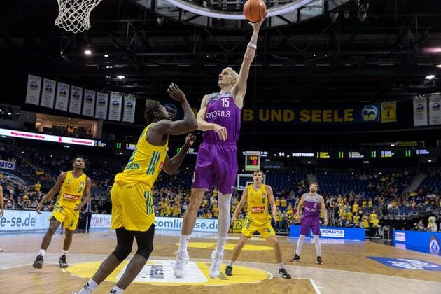 Basketball Berlin 24.10.2021 Saison 2021 2022 1. Bundesliga easyCredit-BBL BBL Alba Berlin - BG Göttingen Philipp Hartwich (Göttingen, No.15) Christ Koumadje (Alba Berlin, No.21)