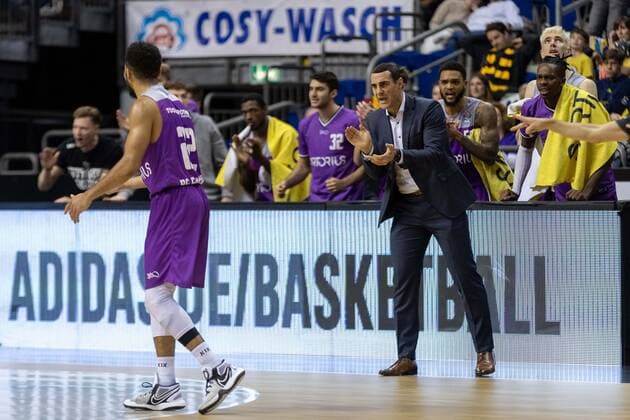 Basketball Berlin 24.10.2021 Saison 2021 2022 1. Bundesliga easyCredit-BBL BBL Alba Berlin - BG Göttingen Roel Moors (Göttingen, Trainer) Stephen Brown Jr. (Göttingen, No.22)