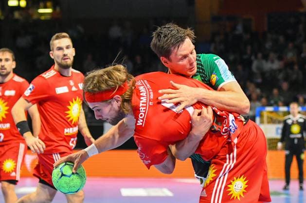 24.10.2021, xlakx, Handball LIQUI MOLY 1.Bundesliga, Fuechse Berlin - TuS N-Lübbecke emspor, v.l. Lutz Heiny (TuS N-Luebbecke No.5),Hans Lindberg (Fuechse Berlin No.18) Berlin