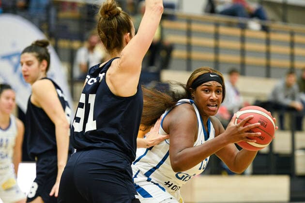 Halle, Deutschland 24. Oktober 2021: 1.BBL - Damen - 2021 2022 - Gisa Lions SV Halle vs. Capitol Bascats Duesseldorf v. li. im Zweikampf Britta Worms (Duesseldorf) und Kourtni Perry (Halle) SWH.arena Sachsen Anhalt Copyright: xFotostandx xxBallaschx