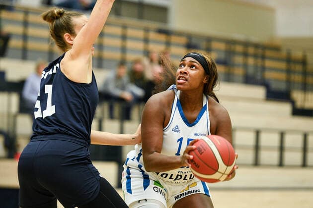 Halle, Deutschland 24. Oktober 2021: 1.BBL - Damen - 2021 2022 - Gisa Lions SV Halle vs. Capitol Bascats Duesseldorf v. li. im Zweikampf Britta Worms (Duesseldorf) und Kourtni Perry (Halle) SWH.arena Sachsen Anhalt Copyright: xFotostandx xxBallaschx