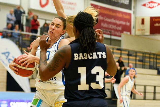 Halle, Deutschland 24. Oktober 2021: 1.BBL - Damen - 2021 2022 - Gisa Lions SV Halle vs. Capitol Bascats Duesseldorf v. li. im Zweikampf Barbora Kasparkova (Halle) und Marquita Waller (Duesseldorf) SWH.arena Sachsen Anhalt Copyright: xFotostandx xxBallaschx
