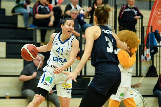 Halle, Deutschland 24. Oktober 2021: 1.BBL - Damen - 2021 2022 - Gisa Lions SV Halle vs. Capitol Bascats Duesseldorf v. li. im Zweikampf Eilidh Simpson (Halle) und Britta Worms (Duesseldorf) SWH.arena Sachsen Anhalt Copyright: xFotostandx xxBallaschx