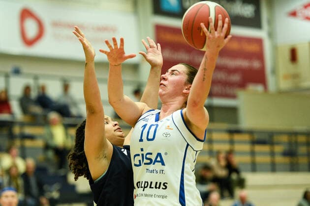 Halle, Deutschland 24. Oktober 2021: 1.BBL - Damen - 2021 2022 - Gisa Lions SV Halle vs. Capitol Bascats Duesseldorf v. li. im Zweikampf Tatiana Ariel Tenorio (Duesseldorf) und Barbora Kasparkova (Halle) SWH.arena Sachsen Anhalt Copyright: xFotostandx xxBallaschx