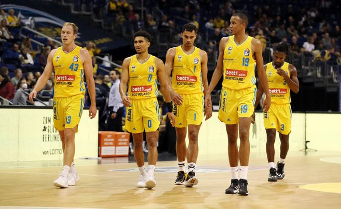 Luke Sikma, Maodo Lo, Oscar da Silva, Louis Olinde, Jaleen Smith enttäuscht nach Spielende Enttäuschung Basketball BBL Bundesliga Herren Saison 2021 2022 24.10.2021 ALBA Berlin vs. BG Göttingen