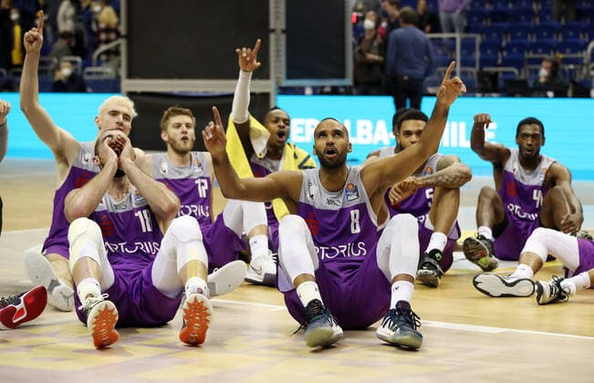 Harper Kamp, Akeem Vargas, Göttinger feiern Sieg vor den Fans Basketball BBL Bundesliga Herren Saison 2021 2022 24.10.2021 ALBA Berlin vs. BG Göttingen