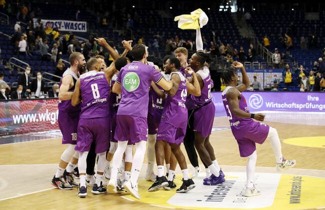 Göttinger feiern Sieg vor den Fans jubelnd Freude Emotion Jubel nach Spoielende Basketball BBL Bundesliga Herren Saison 2021 2022 24.10.2021 ALBA Berlin vs. BG Göttingen