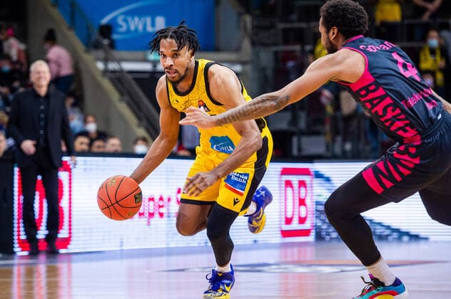 Justin Simon (MHP RIESEN Ludwigsburg 5) Justin Gorham (Telekom Baskets Bonn 4) beim BBL-Spiel: MHP Riesen Ludwigsburg - Telekom Baskets Bonn am 24.10.2021 in Ludwigsburg (MHPArena) Deutschland Ludwigsburg. 24.10.21 Basketball , 24.10.2021, Ludwigsburg (Deutschland)