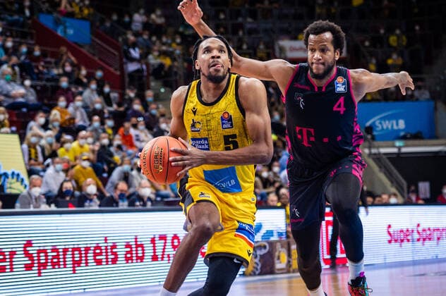 Justin Simon (MHP RIESEN Ludwigsburg 5) Justin Gorham (Telekom Baskets Bonn 4) beim BBL-Spiel: MHP Riesen Ludwigsburg - Telekom Baskets Bonn am 24.10.2021 in Ludwigsburg (MHPArena) Deutschland Ludwigsburg. 24.10.21 Basketball , 24.10.2021, Ludwigsburg (Deutschland)