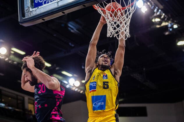Justin Simon (MHP RIESEN Ludwigsburg 5) li: Jeremy Morgan (Telekom Baskets Bonn 20) beim BBL-Spiel: MHP Riesen Ludwigsburg - Telekom Baskets Bonn am 24.10.2021 in Ludwigsburg (MHPArena) Deutschland Ludwigsburg. 24.10.21 Basketball , 24.10.2021, Ludwigsburg (Deutschland)