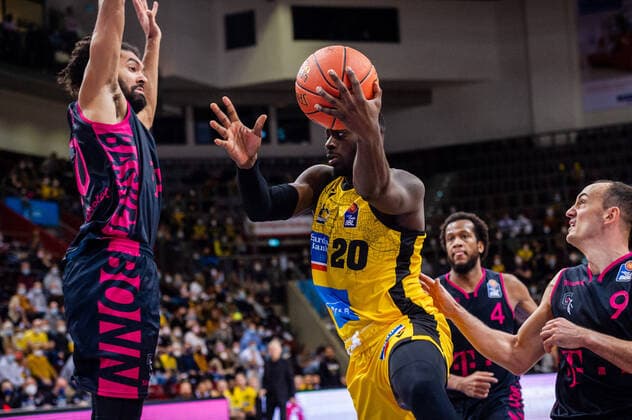 Rawle Alkins (MHP RIESEN Ludwigsburg 20) Jeremy Morgan (Telekom Baskets Bonn 20) re: Karsten Tadda (Telekom Baskets Bonn 9) Justin Gorham (Telekom Baskets Bonn 4) beim BBL-Spiel: MHP Riesen Ludwigsburg - Telekom Baskets Bonn am 24.10.2021 in Ludwigsburg (MHPArena) Deutschland Ludwigsburg. 24.10.21 Basketball , 24.10.2021, Ludwigsburg (Deutschland)