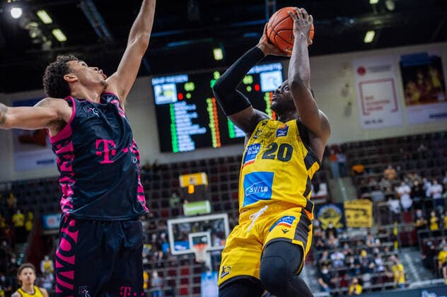 Rawle Alkins (MHP RIESEN Ludwigsburg 20) Tyson Ward (Telekom Baskets Bonn 3) beim BBL-Spiel: MHP Riesen Ludwigsburg - Telekom Baskets Bonn am 24.10.2021 in Ludwigsburg (MHPArena) Deutschland Ludwigsburg. 24.10.21 Basketball , 24.10.2021, Ludwigsburg (Deutschland)