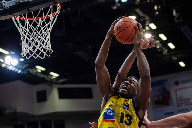 Yorman Polas Bartolo (MHP RIESEN Ludwigsburg 13) beim BBL-Spiel: MHP Riesen Ludwigsburg - Telekom Baskets Bonn am 24.10.2021 in Ludwigsburg (MHPArena) Deutschland Ludwigsburg. 24.10.21 Basketball , 24.10.2021, Ludwigsburg (Deutschland)