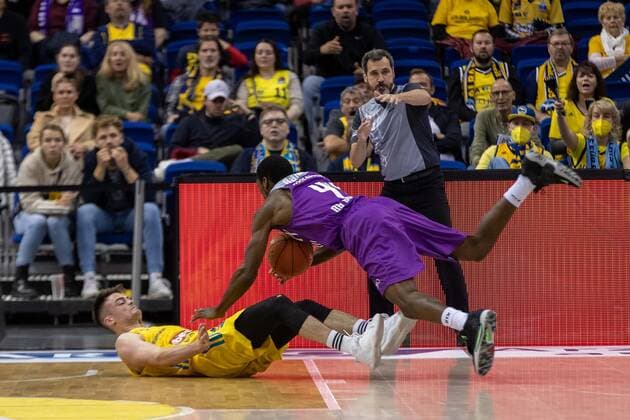 Basketball Berlin 24.10.2021 Saison 2021 2022 1. Bundesliga easyCredit-BBL BBL Alba Berlin - BG Göttingen Kamar Baldwin (Göttingen, No.44) Jonas Mattisseck (Alba Berlin, No.09)