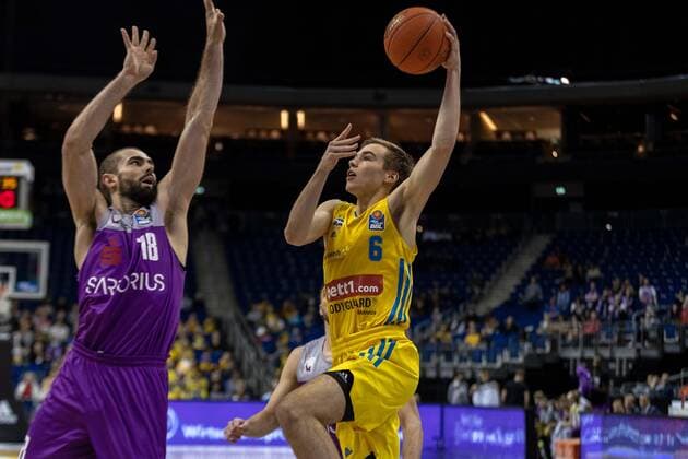 Basketball Berlin 24.10.2021 Saison 2021 2022 1. Bundesliga easyCredit-BBL BBL Alba Berlin - BG Göttingen Malte Delow (Alba Berlin, No.06) Harper Kamp (Göttingen, No.18)