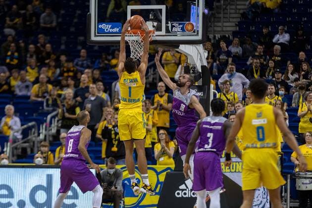 Basketball Berlin 24.10.2021 Saison 2021 2022 1. Bundesliga easyCredit-BBL BBL Alba Berlin - BG Göttingen Oscar Da Silva (Alba Berlin, No.01) Harper Kamp (Göttingen, No.18)
