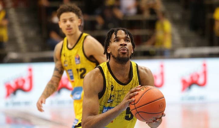Ludwigsburg , Basketball easycredit BBL Bundesliga . MHP Riesen Ludwigsburg vs. Telekom Baskets Bonn , Justin Simon ( Riesen )