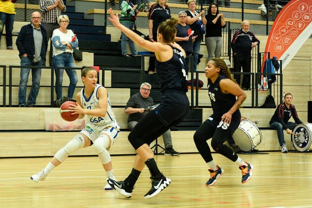 Halle, Deutschland 24. Oktober 2021: 1.BBL - Damen - 2021 2022 - Gisa Lions SV Halle vs. Capitol Bascats Duesseldorf v. li. im Zweikampf Laura Schinkel (Halle)und Deijah Blanks (Duesseldorf) SWH.arena Sachsen Anhalt Copyright: xFotostandx xxBallaschx